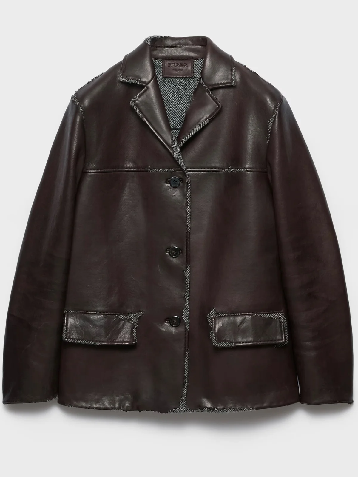 Bonded nappa leather and chevron Shetland wool jacket disponível por cerca de R$ 50 mil Bonded nappa leather and chevron Shetland wool jacket disponível por cerca de R$ 50 mil
