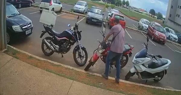 homem furtando moto