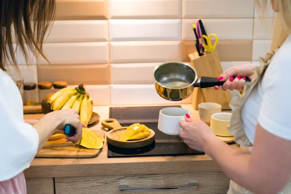 Mulheres fazém chá de banana em casa - Metrópoles