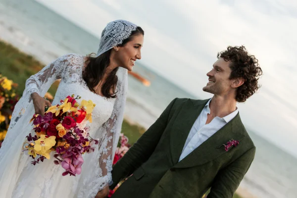 Fernanda Gonzaga e Michael Thomas celebram casamento à beira-mar