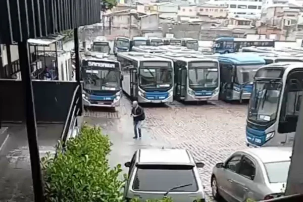 Imagem colorida mostra ônibus em greve em SP