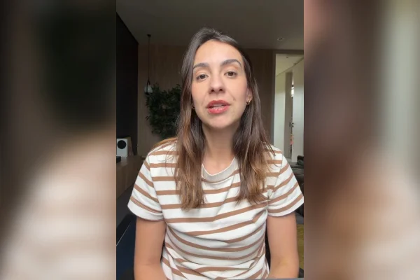 Foto de mulher de blusa listrada - Metrópoles