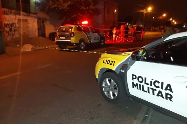 Imagem mostra carros da polícia em local onde Homem é morto com seis tiros na região metropolitana de Curitiba - Metrópoles
