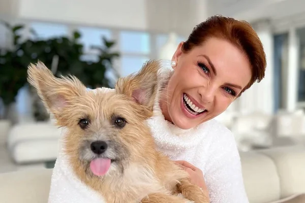 Foto colorida da apresentadora Ana Hickmann com o cachorro Joaquim no colo - Metrópoles