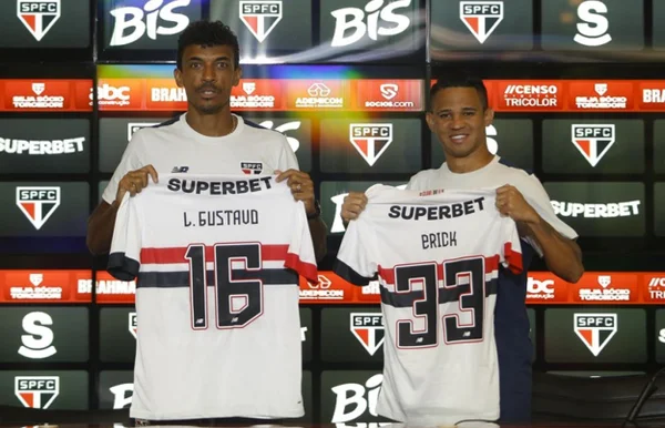 Imagem colorida de Erick e Luiz Gustavo durante apresentação como reforços do São Paulo para a temporada- Metrópoles