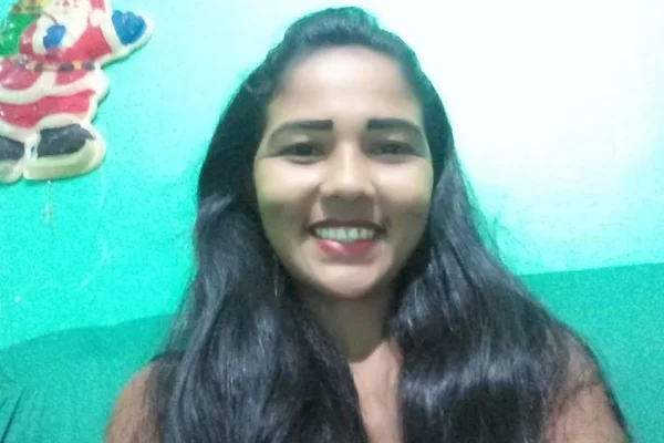 Diarista vende o cabelo para comprar material escolar dos filhos