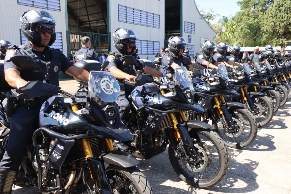 Fotografia colorida mostrando policiais em motos-Metrópoles