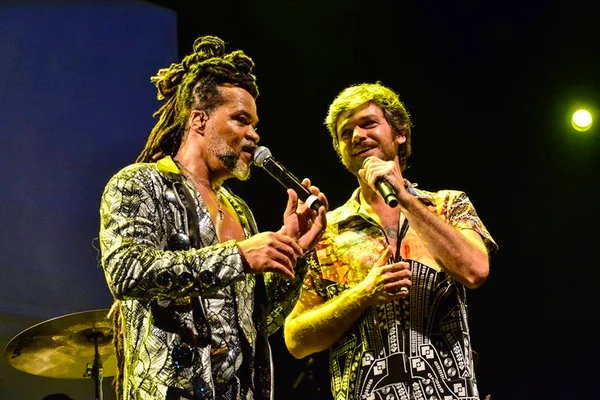 Emílio Dantas rouba a cena com show em festa de Segundo Sol