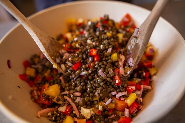 Salada de lentilha para o Ano-Novo: leve, colorida e cheia de sabor