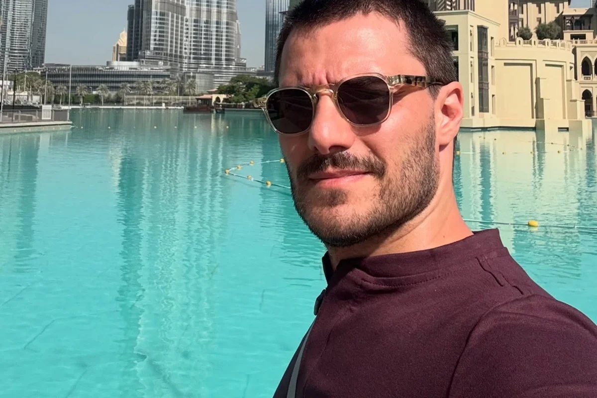 Hugo Bonèmer posa durante viagem a Dubai Hugo Bonèmer posa durante viagem a Dubai