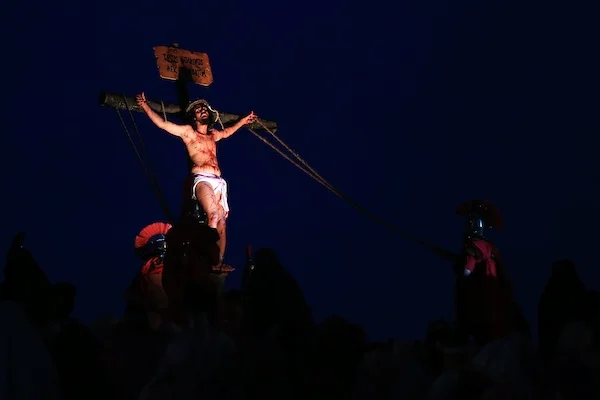 Foto colorida da encenação