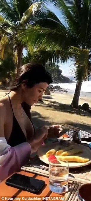 De férias, Kourtney Kardashian impressiona com foto mostrando o bumbum - imagem 2 De férias, Kourtney Kardashian impressiona com foto mostrando o bumbum - imagem 2