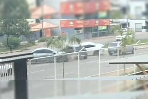 Motorista armado derrapou o carro na pista antes de invadir contramão
