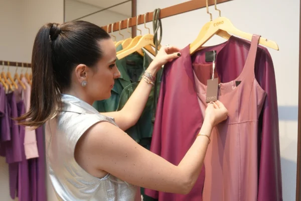 Mulher mexe em arara de roupas - Metrópoles
