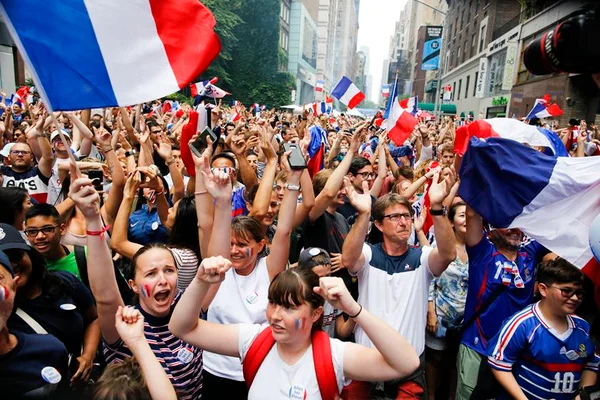 Festa em Paris tem confronto com polícia e depredação de lojas