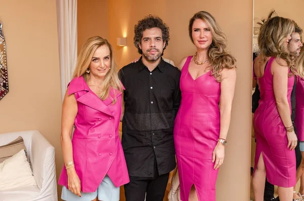 Convidadas prestigiam tarde agradável na loja Salve Rainha