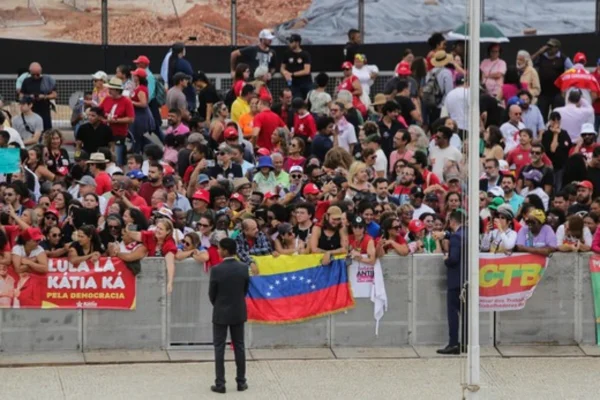 Manifestantes defendem reforma agrária, vacina e união em ato do 8/1