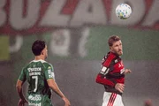 Disputa de bola na Arena Condá na partida entre Chapecoense e Flamengo