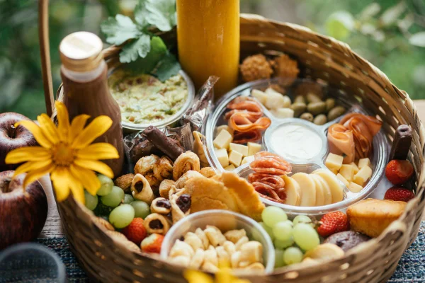 Foto colorida de uma cesta de comida - Metrópoles