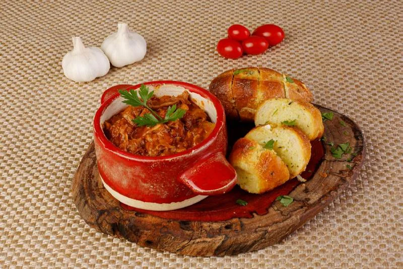 Dikantu bar: Vem que te conto (ragu de pescoço de Peru com tempero mediterrâneo, servido com pão de alho caseiro assado no forno) Dikantu bar: Vem que te conto (ragu de pescoço de Peru com tempero mediterrâneo, servido com pão de alho caseiro assado no forno)