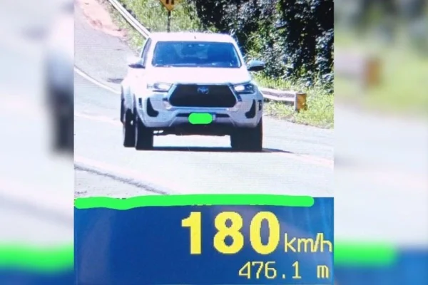 Imagem colorida mostra registro de radar de veículo andando acima da velocidade máxima permitida flagrado pela PM Rodoviária - Metrópoles