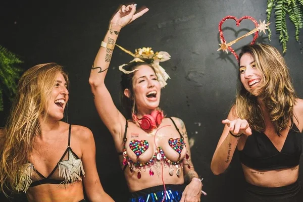 Três mulheres fantasiadas para o Carnaval