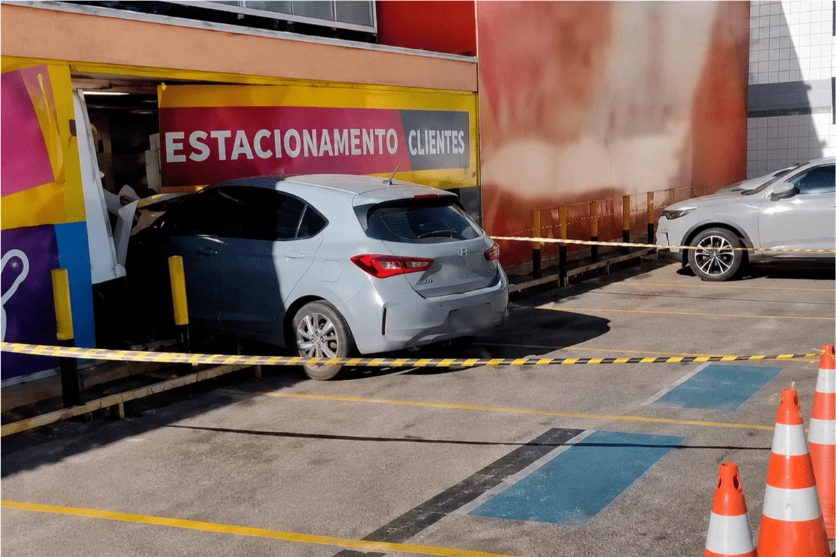 Motorista de 54 Anos Perde Controle, Invade Fachada de Loja na Avenida Barão de Itapura em Campinas e Ninguém se Fere em Acidente pela Manhã