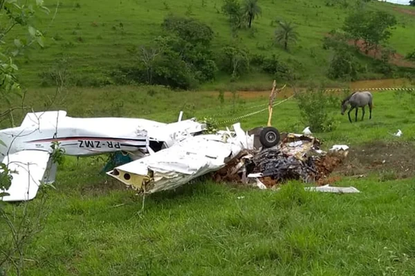 Quatro pessoas morrem na queda de avião em Patos de Minas (MG)