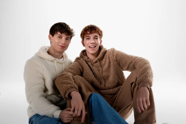 Casal de homens de mãos dadas em campanha de Dia dos Namorados - Metrópoles