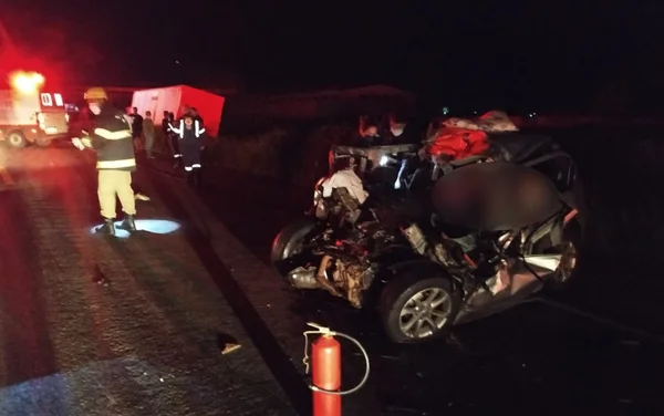 Carro fica destruído em acidente com caminhão entre Rialma e Rianápolis, Goiás