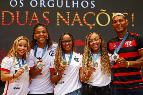 Imagem colorida de Flavia Saraiva, Rafaela Silva, Rebeca Andrade, Lorrane Oliveira e Isaquias Queiroz