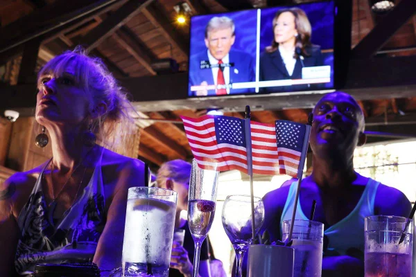 Imagem colorida de americanos acompanhando debate
