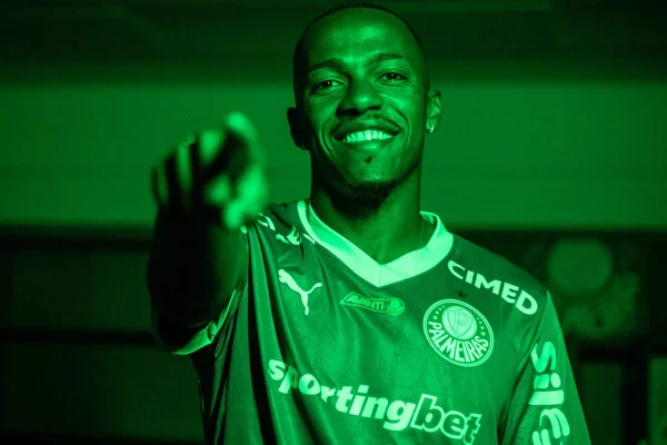 Foto colorida de Marlon Freitas com a camisa do Palmeiras - Metrópoles