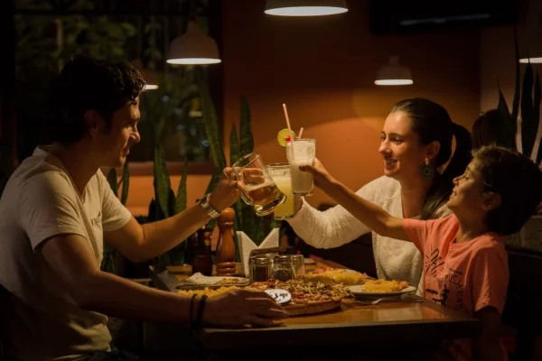família em restaurante