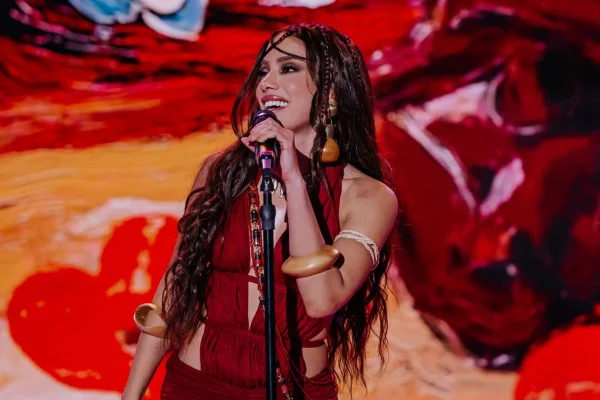 Imagem colorida de Anitta cantando no Domingão com Huck - Metrópoles