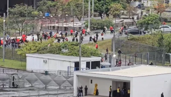 Imagem colorida de confusão entre torcedores do Flamengo e Corinthians- Metrópoles