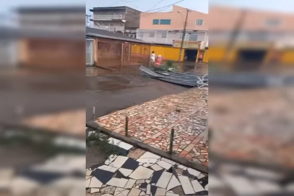 imagem colorida. Rua molhada