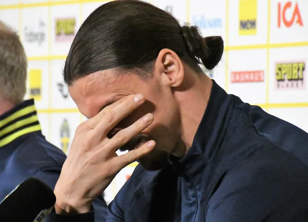 Zlatan Ibrahimovic chora em coletiva