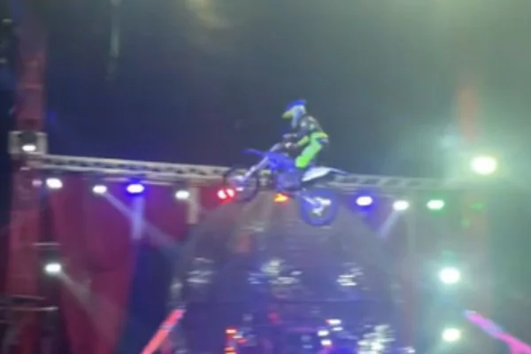 Acidente aconteceu em um circo no estacionamento de um shopping na zona sul de São Paulo. Motociclista está bem, disse a companhia - Metrópoles