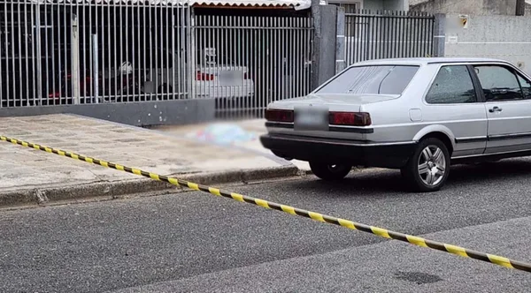 Carro usado por atiradores na morte de homem no Cajuru foi incendiado; polícia busca identificar suspeitos