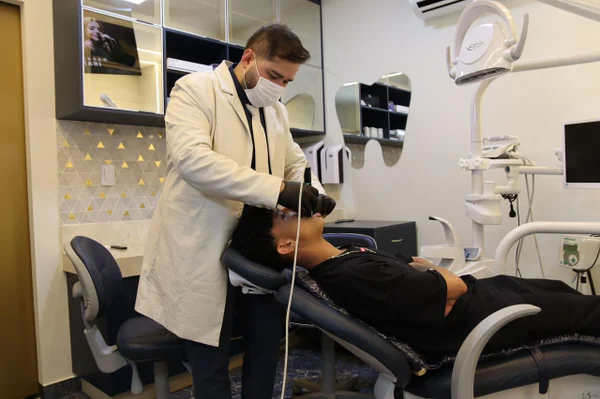 Homem atendendo um paciente | Dentista