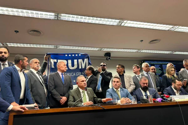 bandeira trump coletiva oposição - Metrópoles