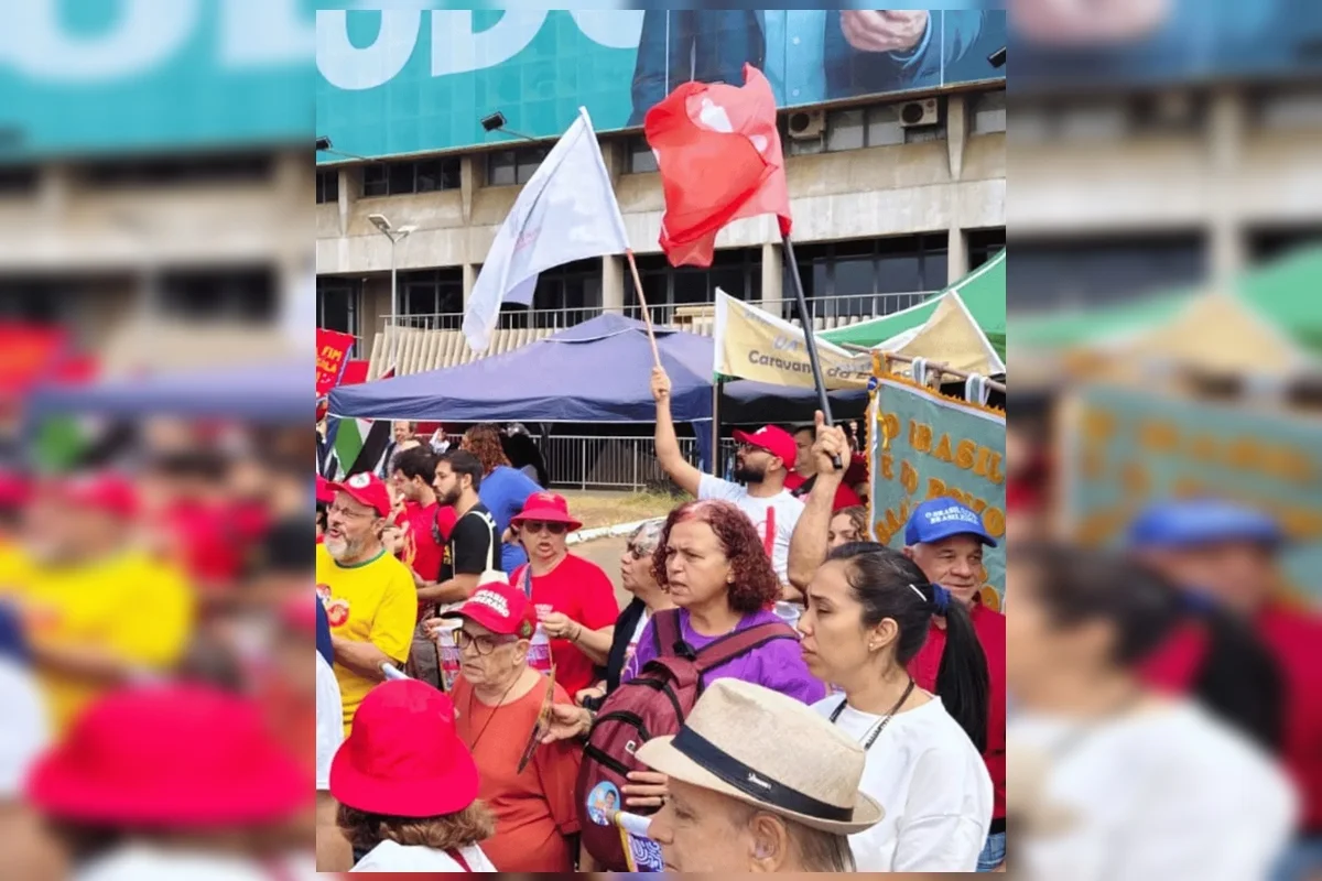 A manifestação ocorreu das 9h às 14h e reuniu aproximadamente 400 pessoas A manifestação ocorreu das 9h às 14h e reuniu aproximadamente 400 pessoas