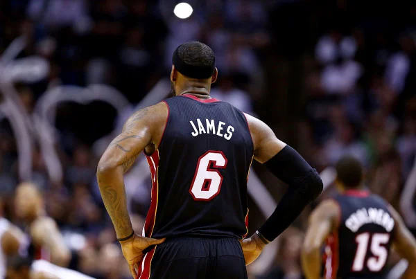 Filha de LeBron James homenageia pai com número de camisa; veja