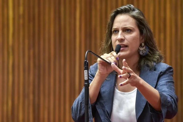 Foto colorida da deputada estadual de Minas Gerais Bella Gonçalves - Metrópoles