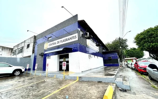Imagem colorido do prédio da Central de Flagrantes de Maceió - Metrópoles