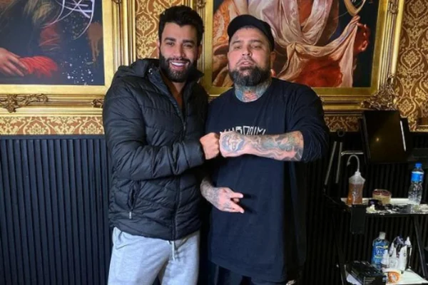Foto colorida de Gusttavo Lima com o tatuador Adão Rosa - Metrópoles