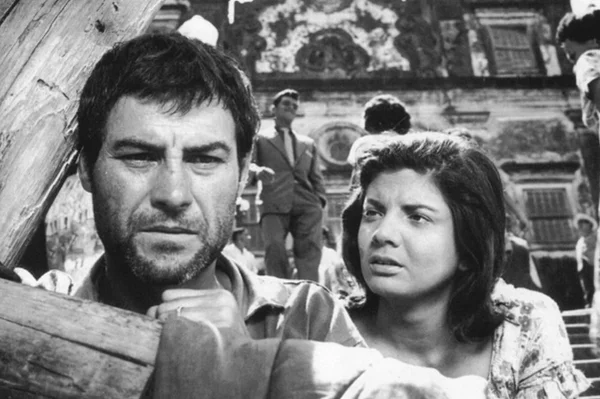 Glória Menezes e Leonardo Villar no filme O Pagador de Promessas