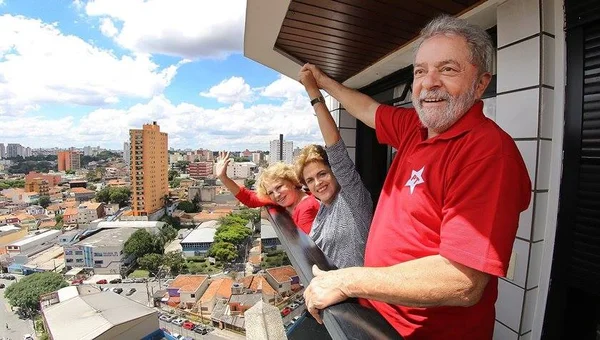 Dilma deixa prédio de Lula em São Bernardo, após uma hora de encontro