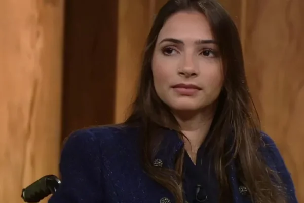 Ex-ginasta Lais Souza causa comoção ao aparecer de pé em foto
